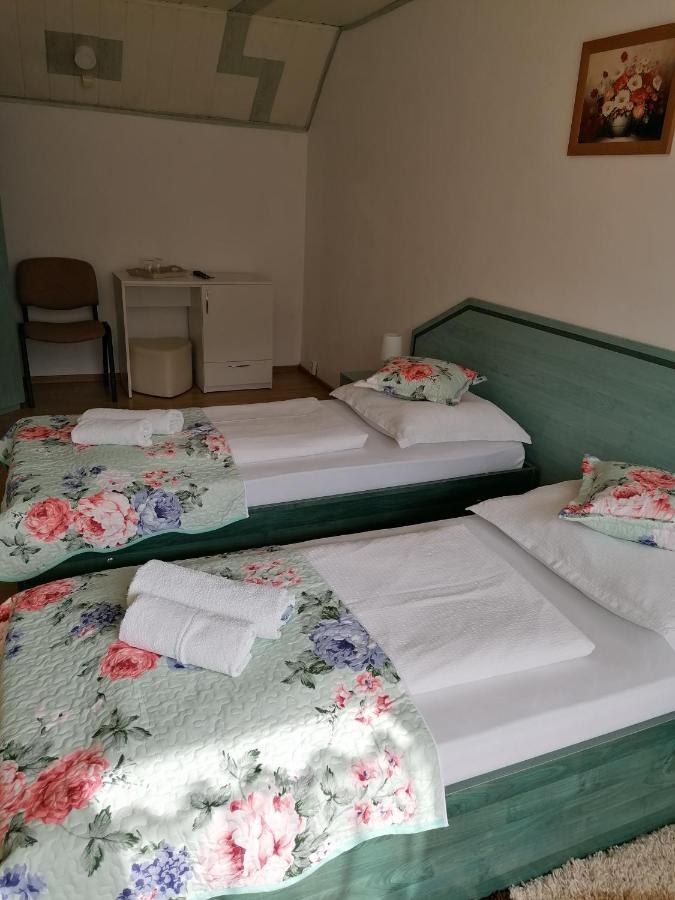 Pensiunea Ca La Mama Acasa Resita Esterno foto